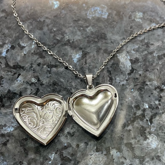 2/$29 or 3/$39 NWOT Silver filigree heart locket with space for pictures - Picture 3 of 6